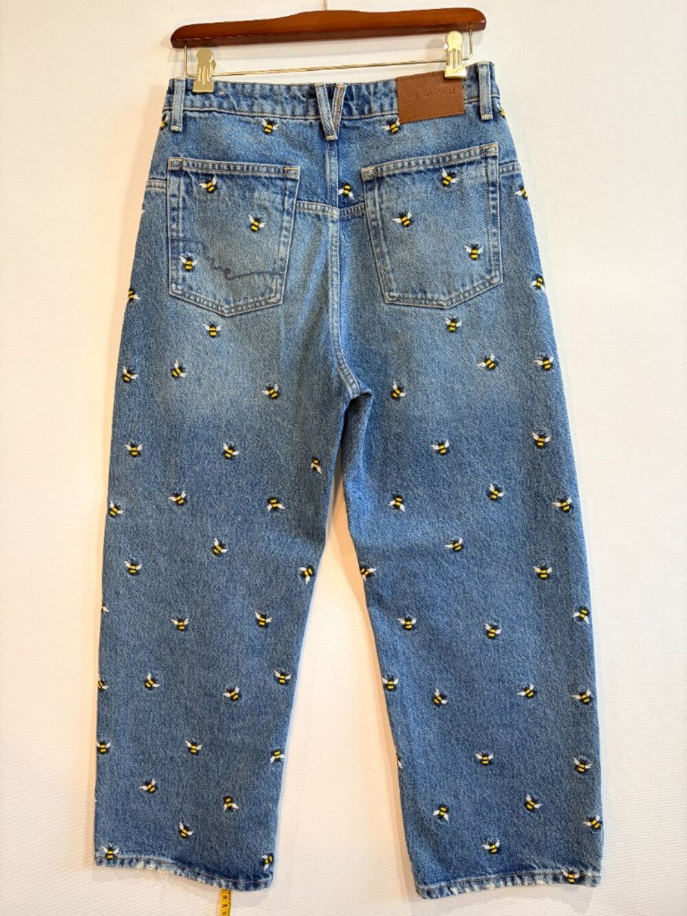 Free People We The Free Deep Trance Bee Embroidered Boyfriend Jeans Size 26 - Picture 2 of 7